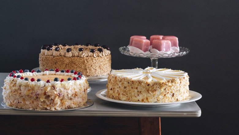 Wirtshaus mit Konditorei, © Niederösterreich Werbung/Julius Hirtzberger Drei Torten und rosa Gebäck auf einem Tisch.