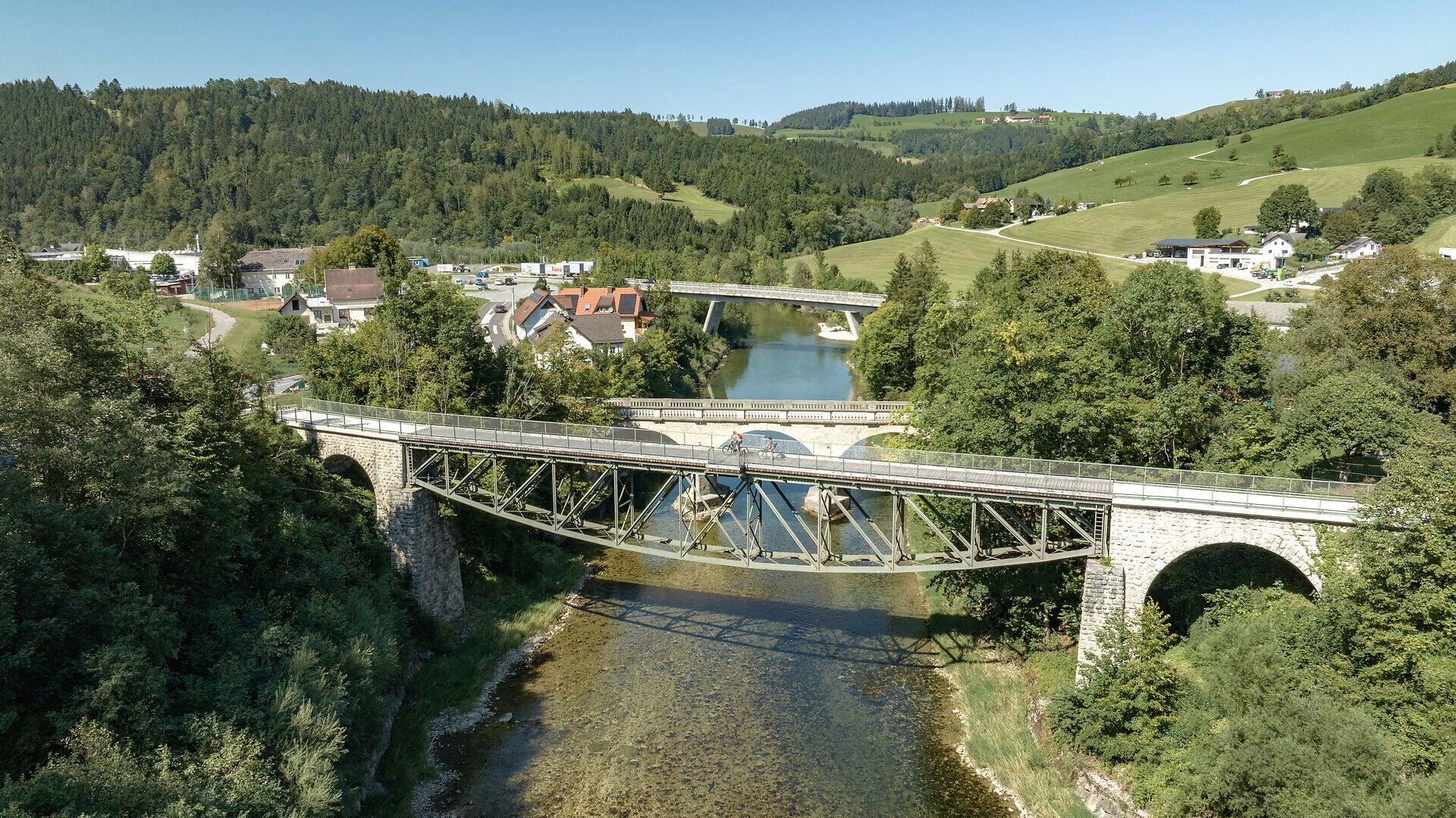 Die sanften Hügel der Ybbstaler Alpen laden zu unvergesslichen Radtouren ein. Umgeben von üppigem Grün und glitzernden Gewässern, erleben Radfahrer hier die perfekte Harmonie von Natur und Abenteuer. Ein Ort, der die Seele berührt und zum Verweilen einlädt.