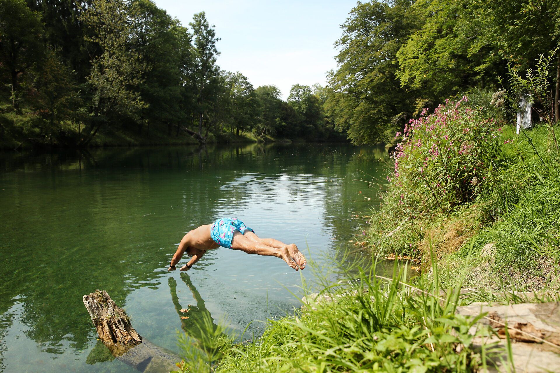 Mann springt in einen Fluss im Naturpark Ybbstal bei Waidhofen an der Ybbs im Mostviertel.
