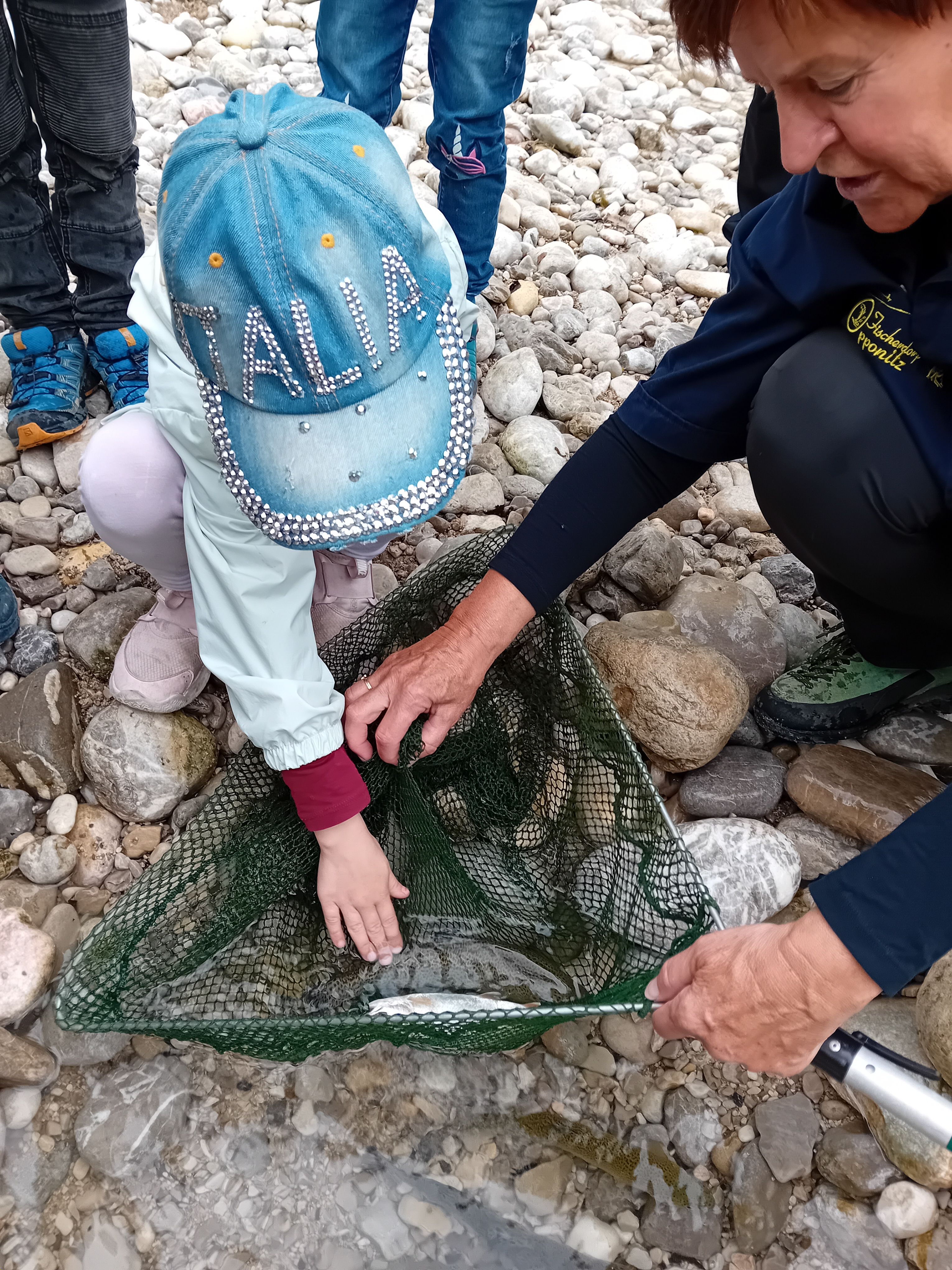 Kind mit Naturvermittlerin