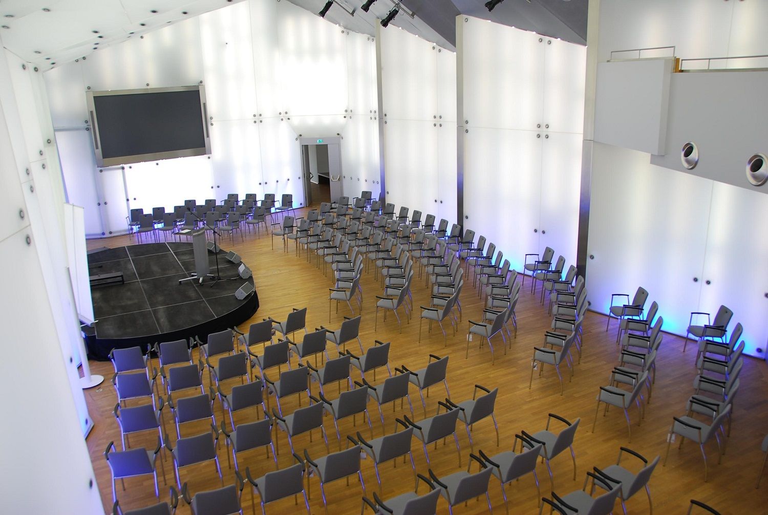 Moderner Konferenzsaal mit Stuhlreihen und Bühne im Schloss Rothschild, Kristallsaal.
