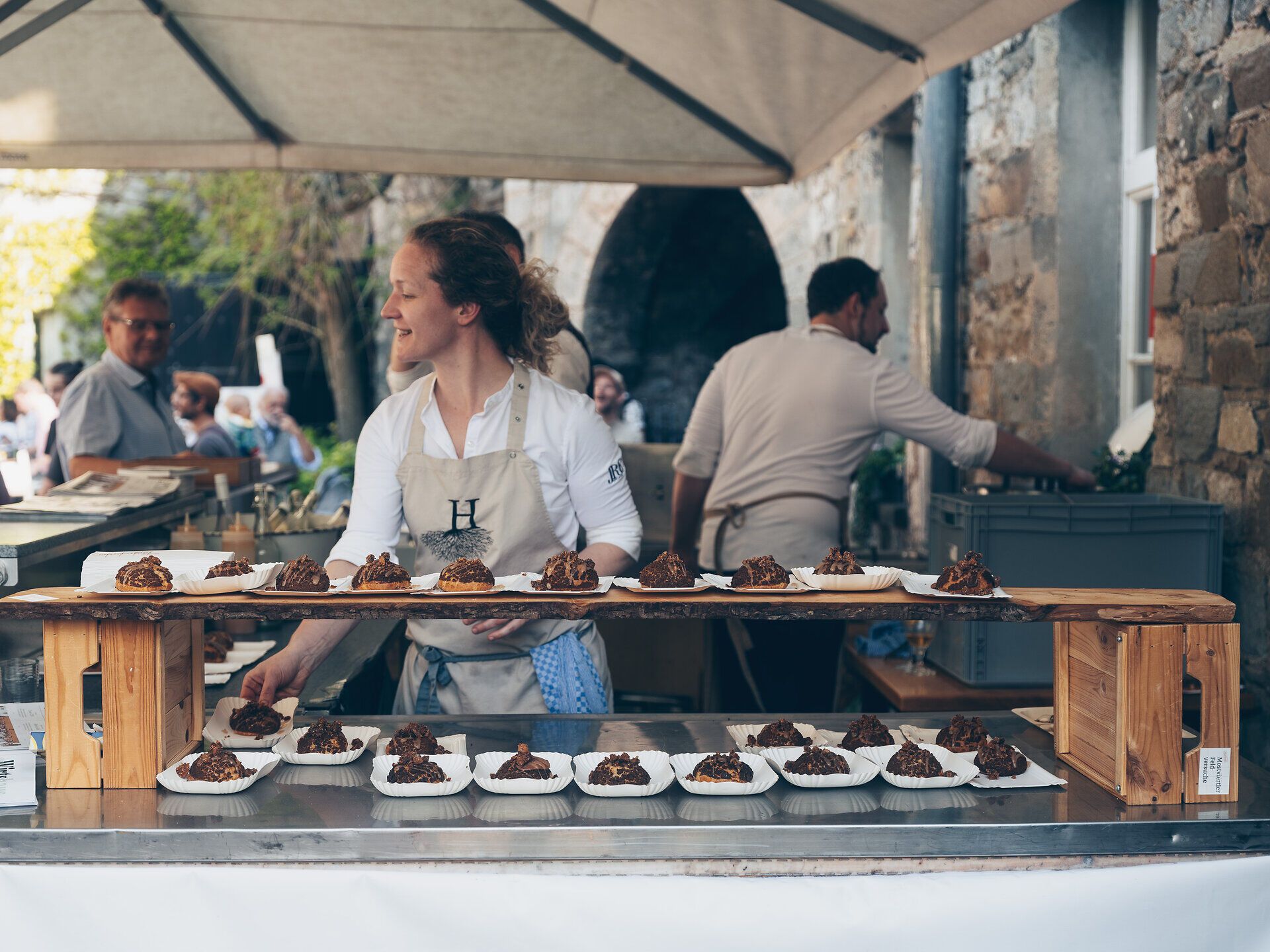 Ein lebhaftes Treiben erfüllt die Atmosphäre, während die Köstlichkeiten des Street Foods kunstvoll angerichtet werden. Die Besucher genießen die Vielfalt der regionalen Spezialitäten, umgeben von der malerischen Kulisse des Schlosses. Ein Fest für die Sinne, das die Freude am Essen und die Gemeinschaft zelebriert.