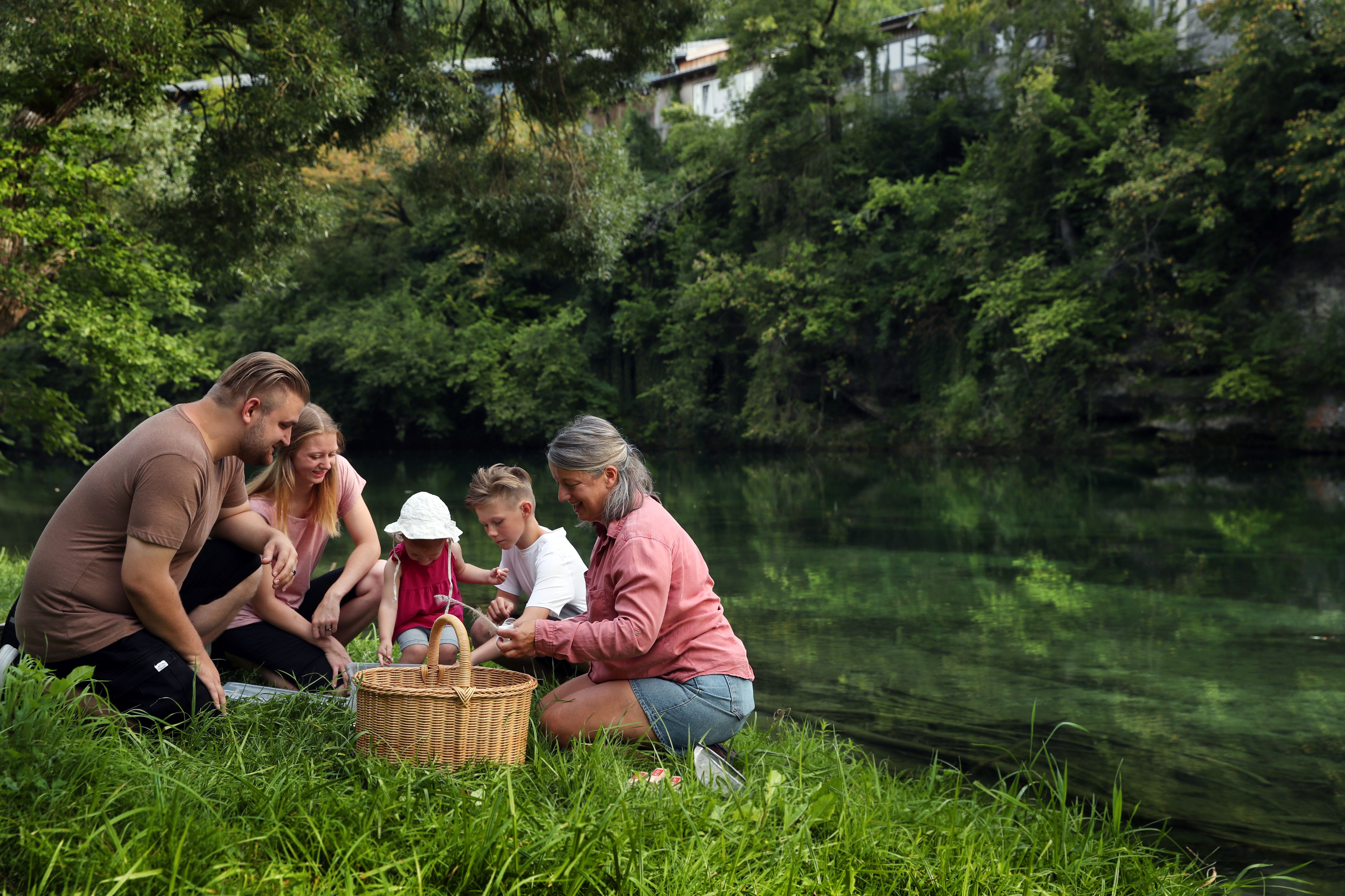 Familie und Vermittlerin am Ufer