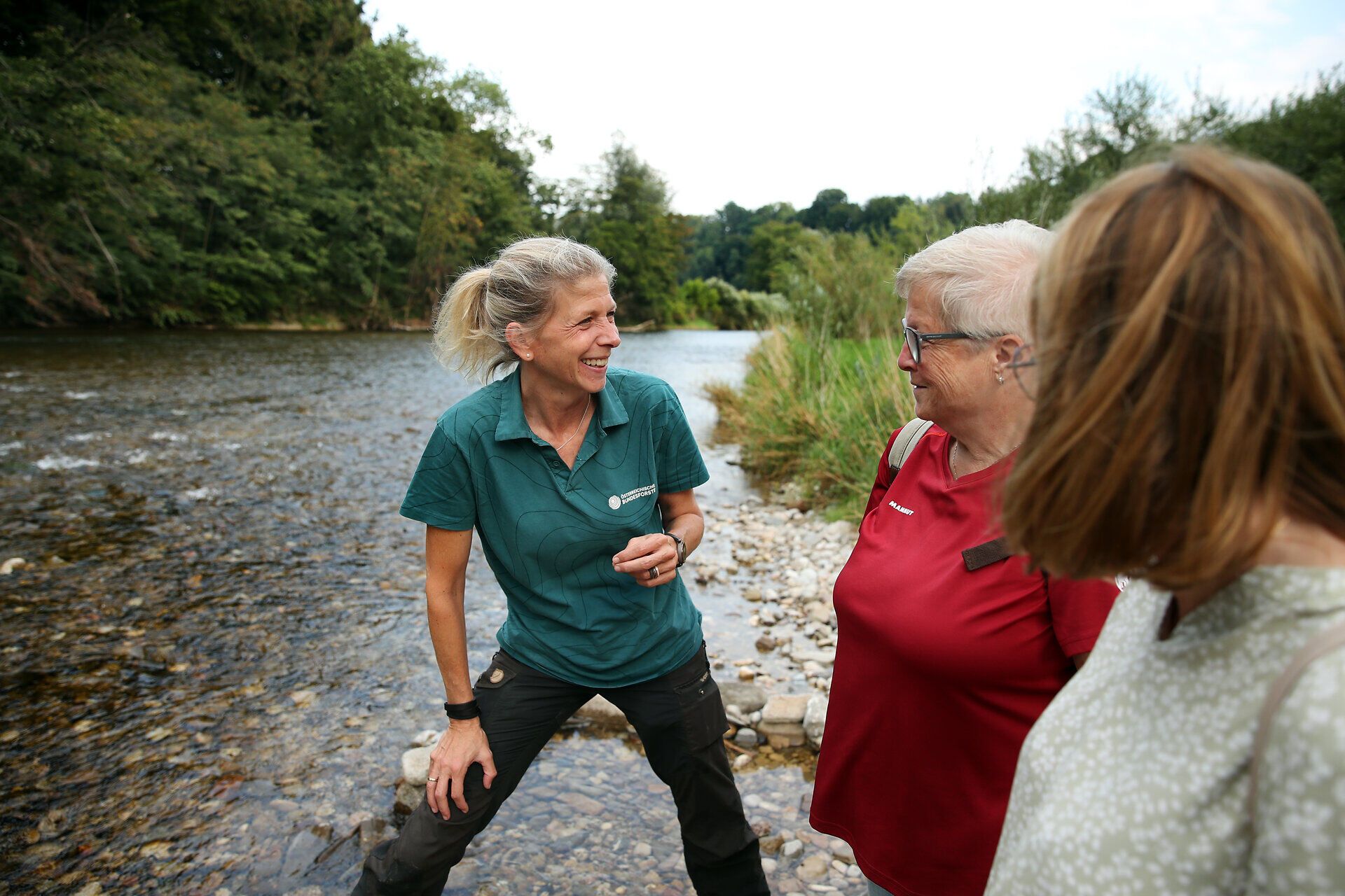 Drei Frauen, eine davon ist Naturvermittlerin, stehen direkt an einem Fluss im Naturpark Ybbstal im Mostviertel.