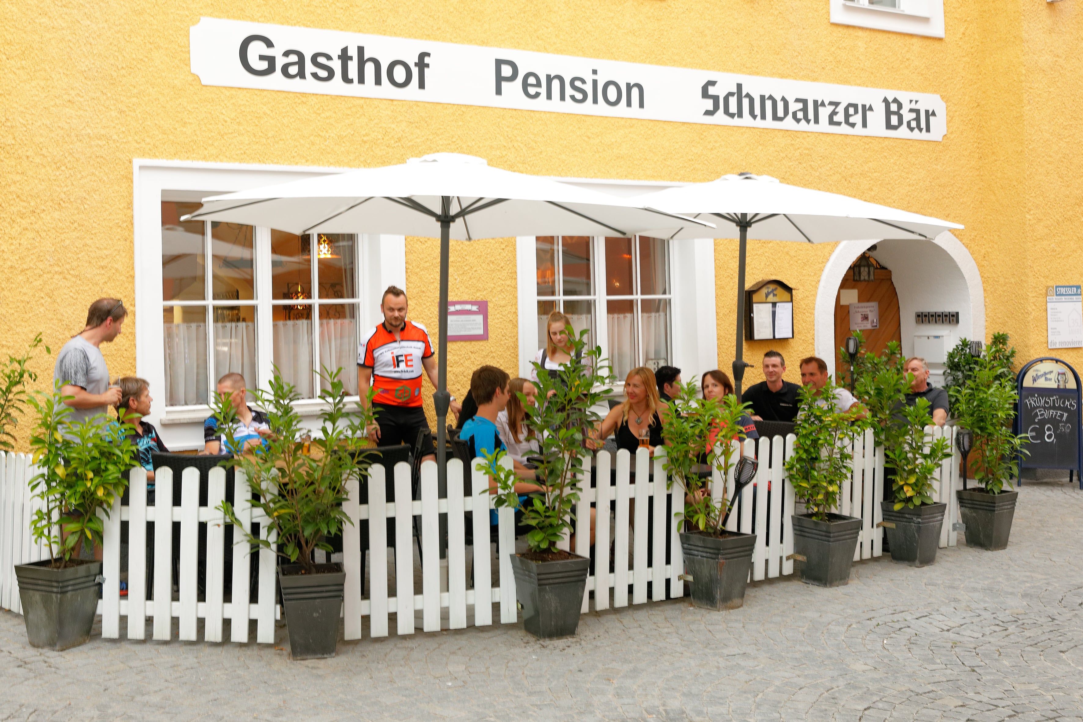 Im Sommer ist der Gastgarten des Schwarzen Bärs oft sehr gut besucht.