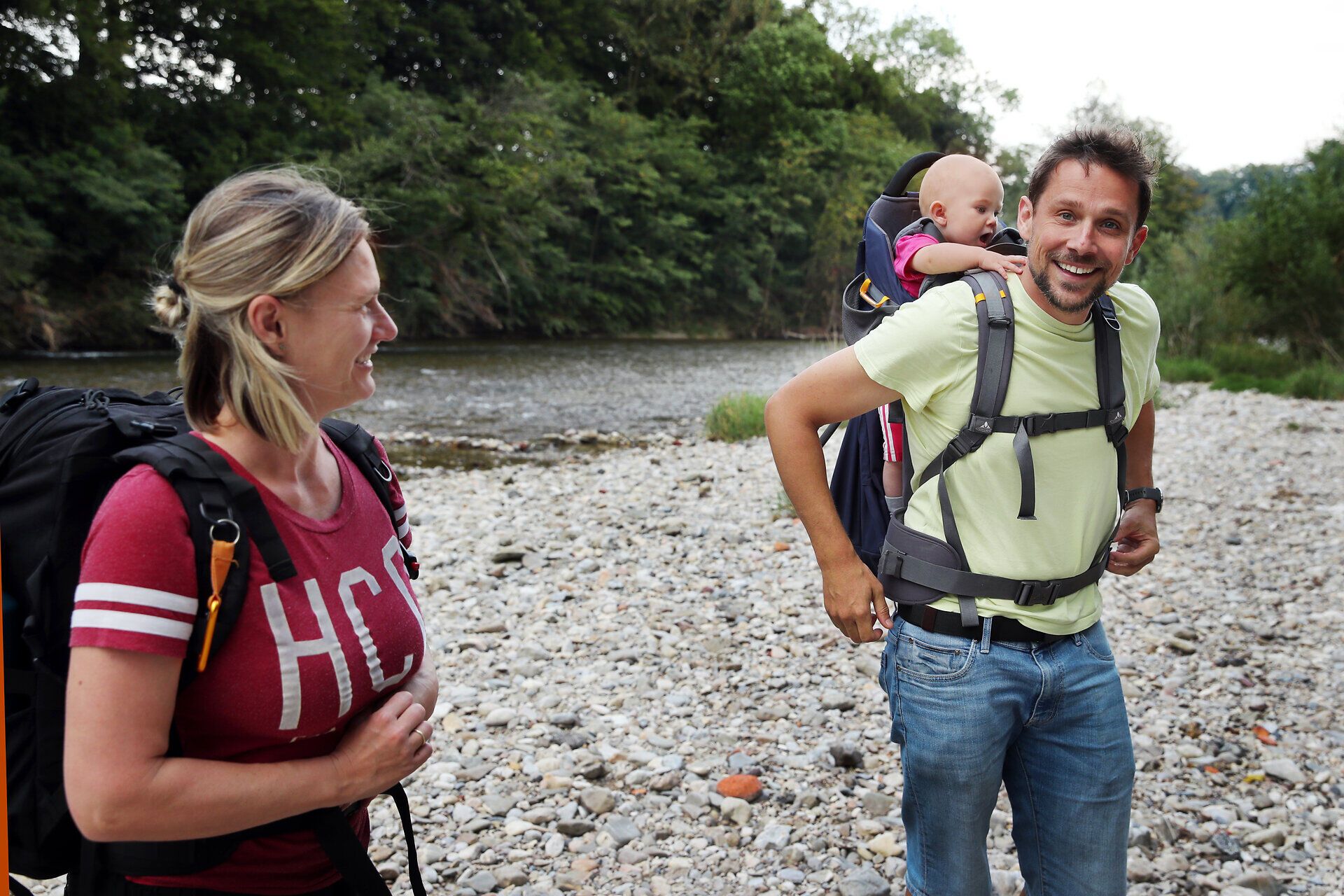 Familie steht am Ufer eines Flusses im Naturpark Ybbstal im Mostviertel.