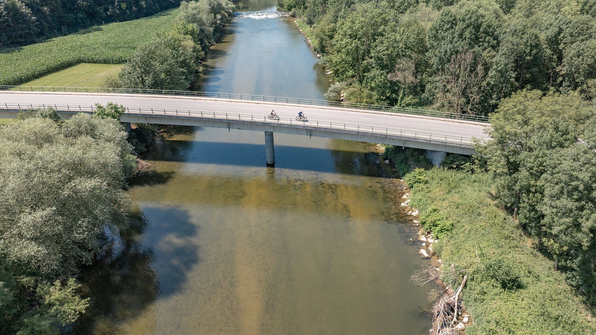 Luftaufnahme einer Brücke entlang des Ybbstalradwegs.