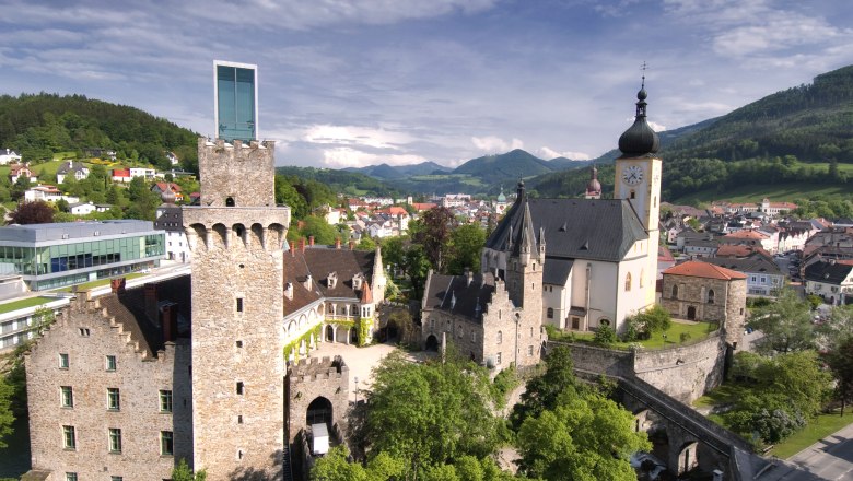 Panorama von Waidhofen an der Ybbs mit historischem Turm und Kirche.