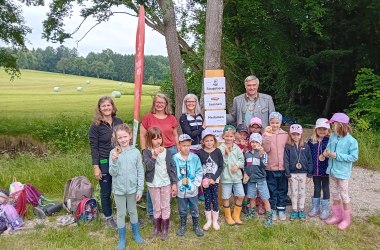 Die Kinder vom Landeskindergarten Allhartsberg zusammen mit ihrer Leiterin Monika Spreitzer, Bernadette Pree vom Naturpark Ybbstal, Pädagogin Andrea Fehringer und Vizebürgermeister aus Allhartsberg Leopold Kromoser. , © Naturpark Ybbstal