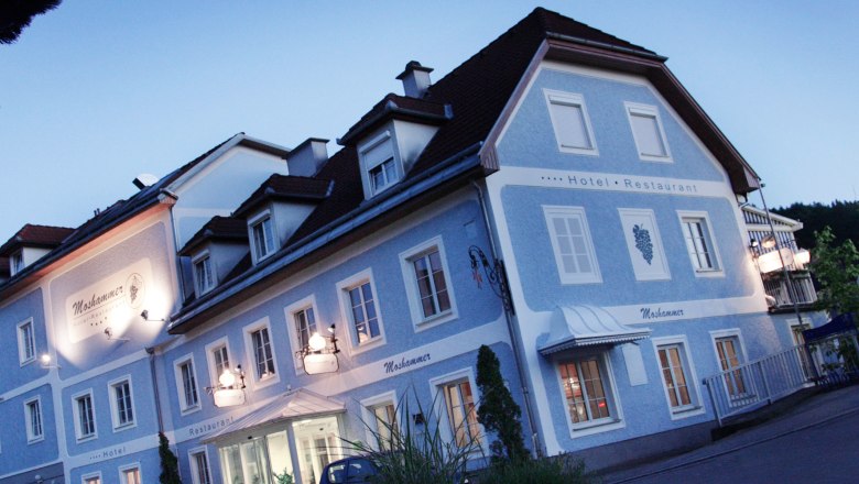 Landgasthof Moshammer, © Weinfranz Außenansicht des Landgasthofs Moshammer bei Dämmerung.