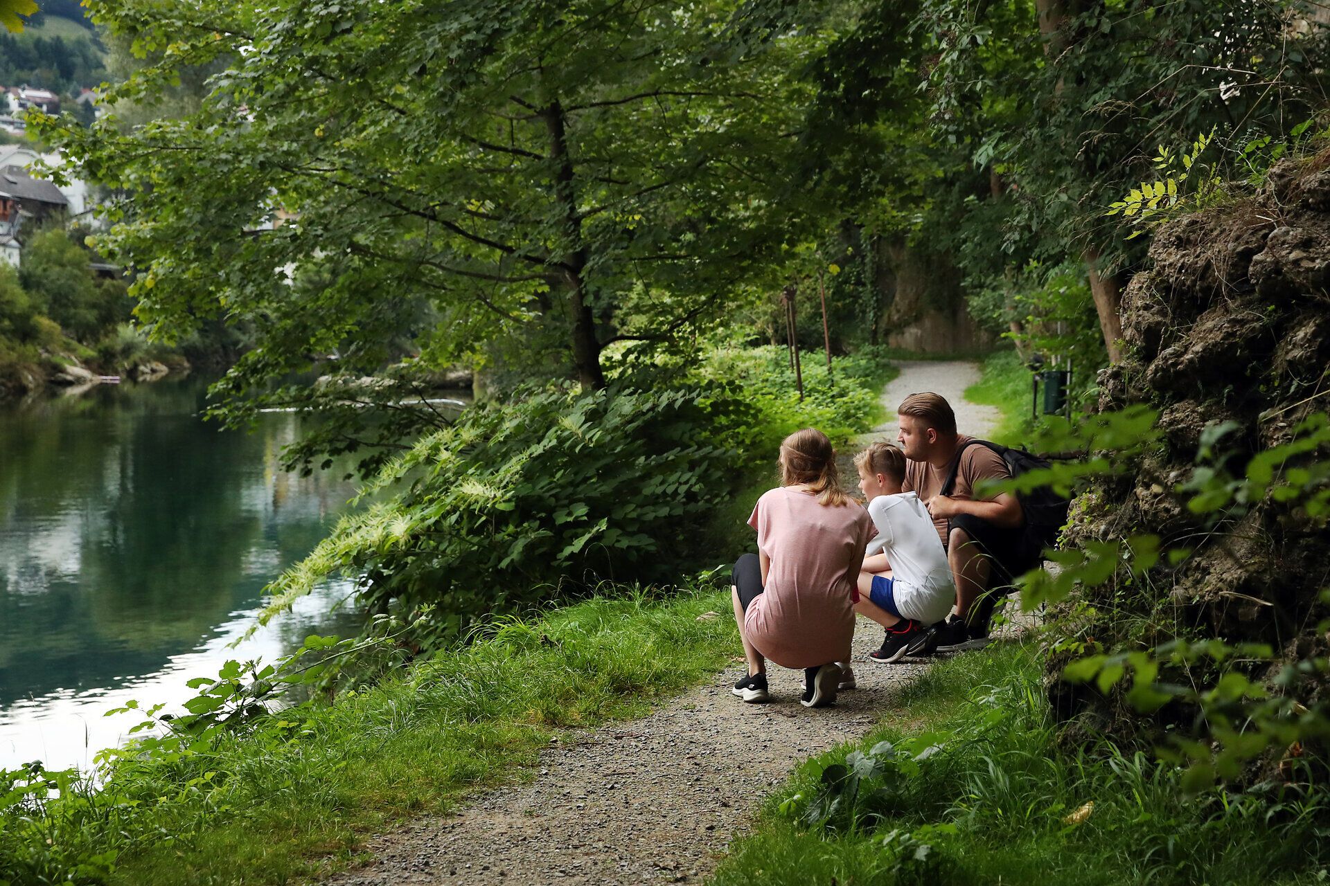 Familie genießt den Ausblick auf einen Fluss im Naturpark Ybbstal bei Waidhofen an der Ybbs im Mostviertel.