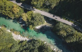 Zwei Radfahrer am Ybbstalradweg neben dem Fluss